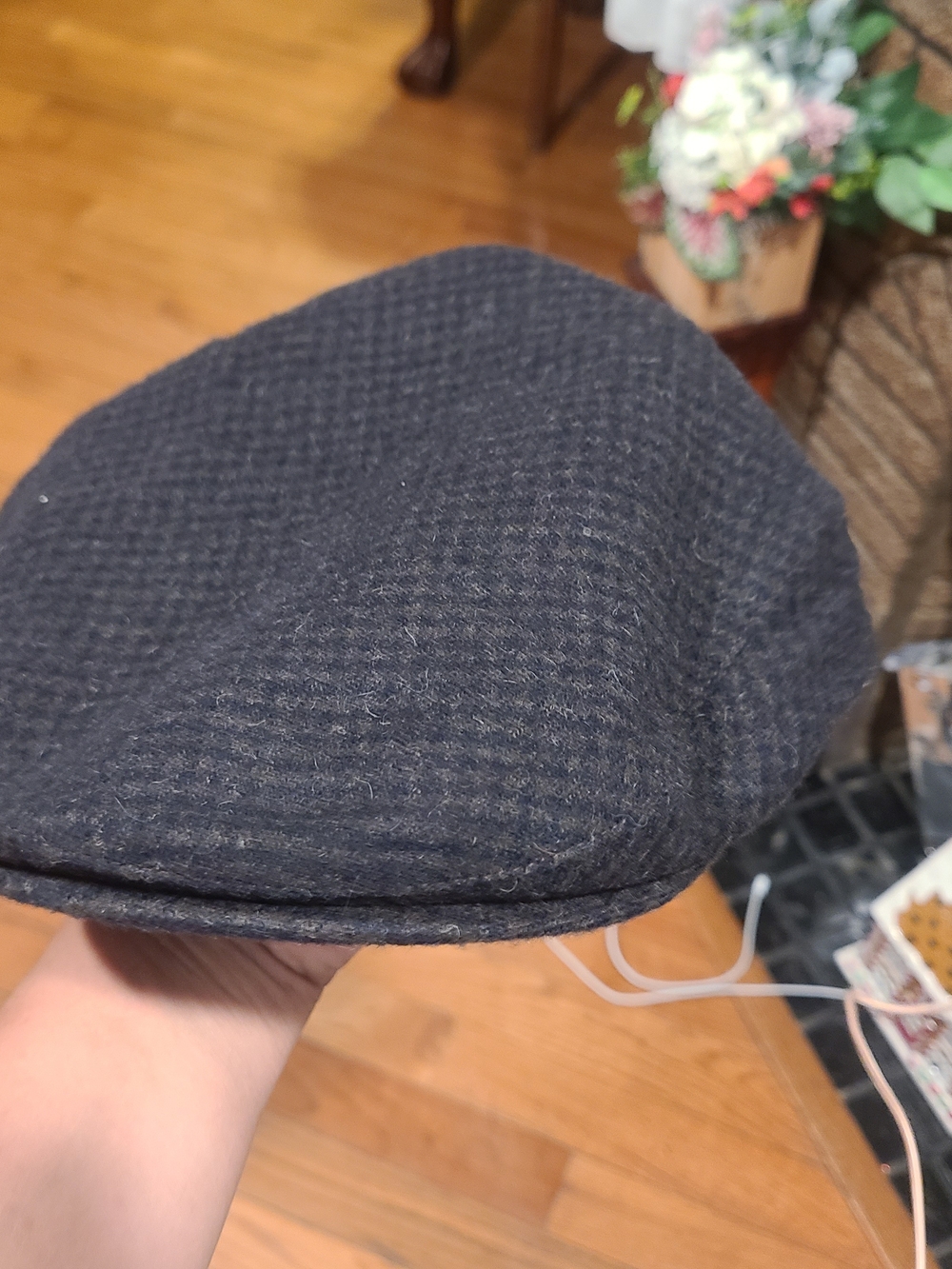 Neiman Marcus Men's Charcoal Textured Flat Cap